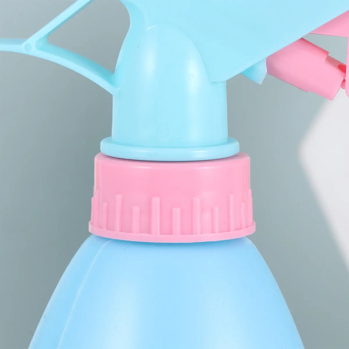 Big Capacity Hand Press Plastic Spray Bottle Cleaning Sprayer Comfortable Trigger Easy Pressure Release for Home Garden Salon