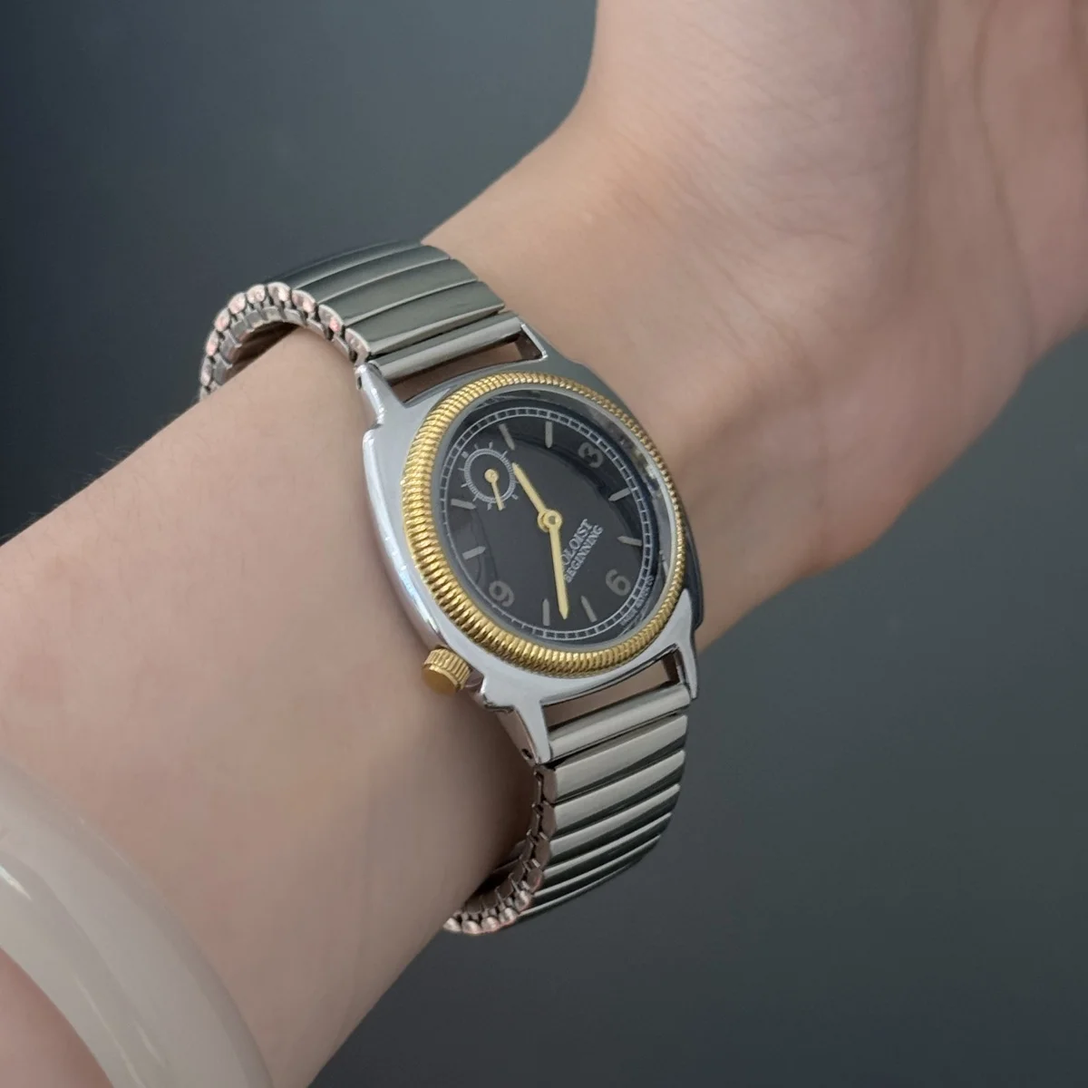 Orologio al quarzo da donna Serie stile vintage Diametro 35 mm e spessore 10 mm Bracciale a molla con due punti e mezzi 3 ATM