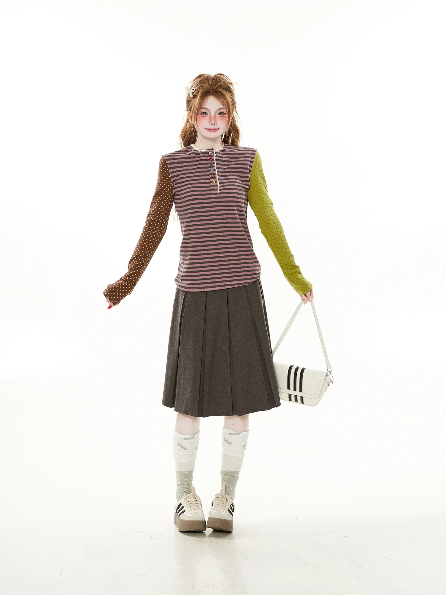 

Женская футболка в стиле ретро с цветными вставками в горошек, кружевной отделкой и полосками, с длинными рукавами, весна-осень, приталенный крой, с дизайнерским акцентом на плечах