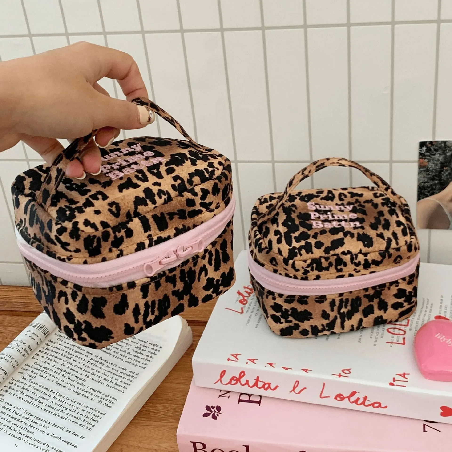 New retro leopard print sweet and cool pink letters foreign style fashionable Korean versatile cosmetic bag high value accompany