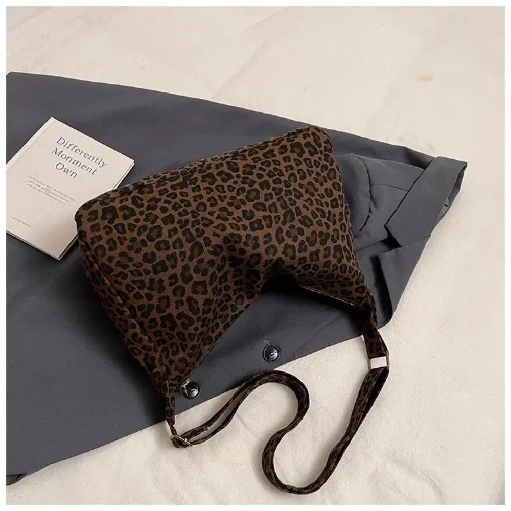 Vielseitige Damen-Umhängetasche aus weichem Textil mit großem Fassungsvermögen, verstellbarem Riemen und Leopardenmuster – Detail 3