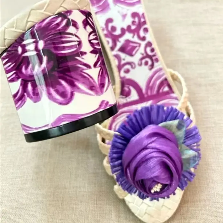 Sandalias de tacón grueso con plataforma y flores de rafia morada estilo bohemio para mujer, sandalias de verano para la playa.
