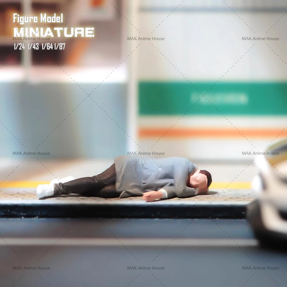 

Miniatures 1/87 1/64 1/43 1/24A Male Alcoholic Sleeping On The Roadside Figure Doll Painted Model Creative Scene Decoration Toys