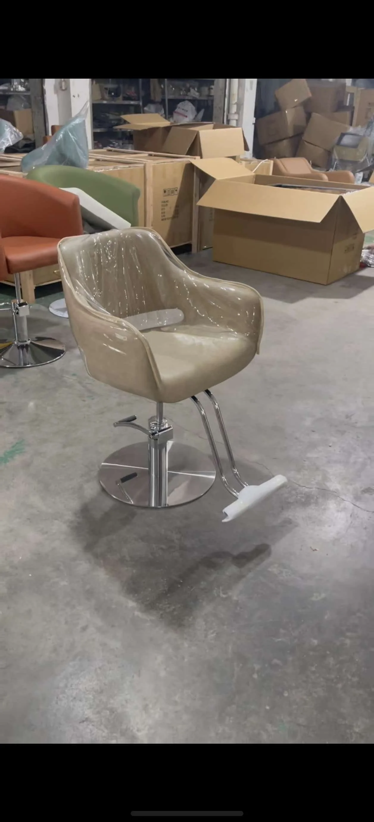 With Plastic CoverAdjustable Hydraulic Reclining Barber Chair Durable Beauty Salon Pump Stainless Base for 9 Years Warranty