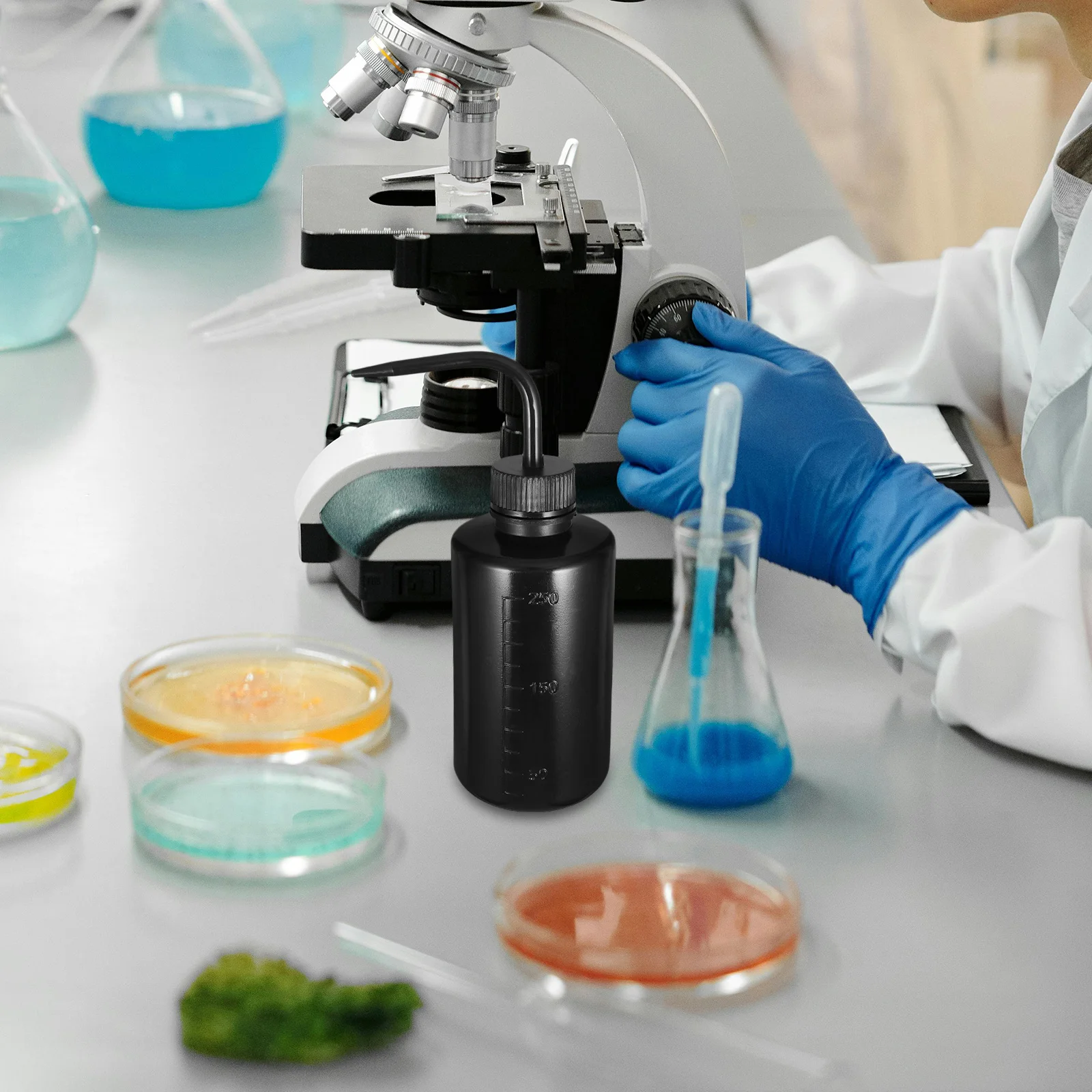 

4Pcs Wash Bottle 250ml Bendable Nozzle Plastic Durable Graduated Washing Bottle for Laboratory Watering Portable Use