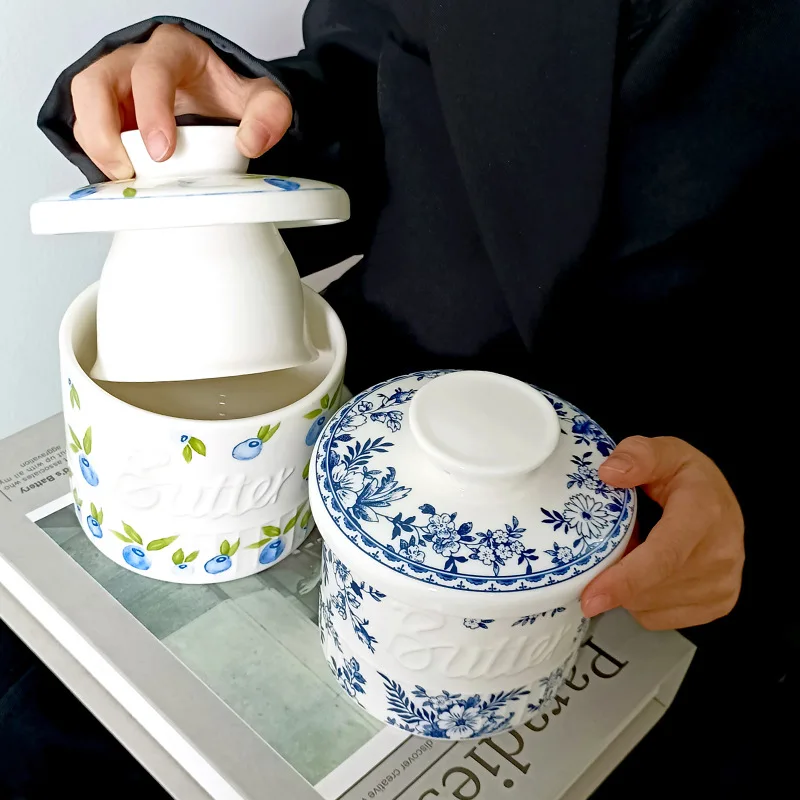 Creative Blue and White Porcelain Spice Jars Household Chicken Shape Ceramic Kitchen Canisters Moisture-Proof with Lid Crafts