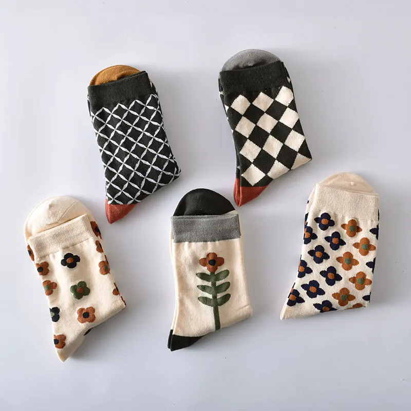 5 Pairs/ Lot Sweet Cute Women Cotton Socks Harajuku Retro Embroidery Winter Knitting Flowers Embossed Print Lolita Christmas Gift