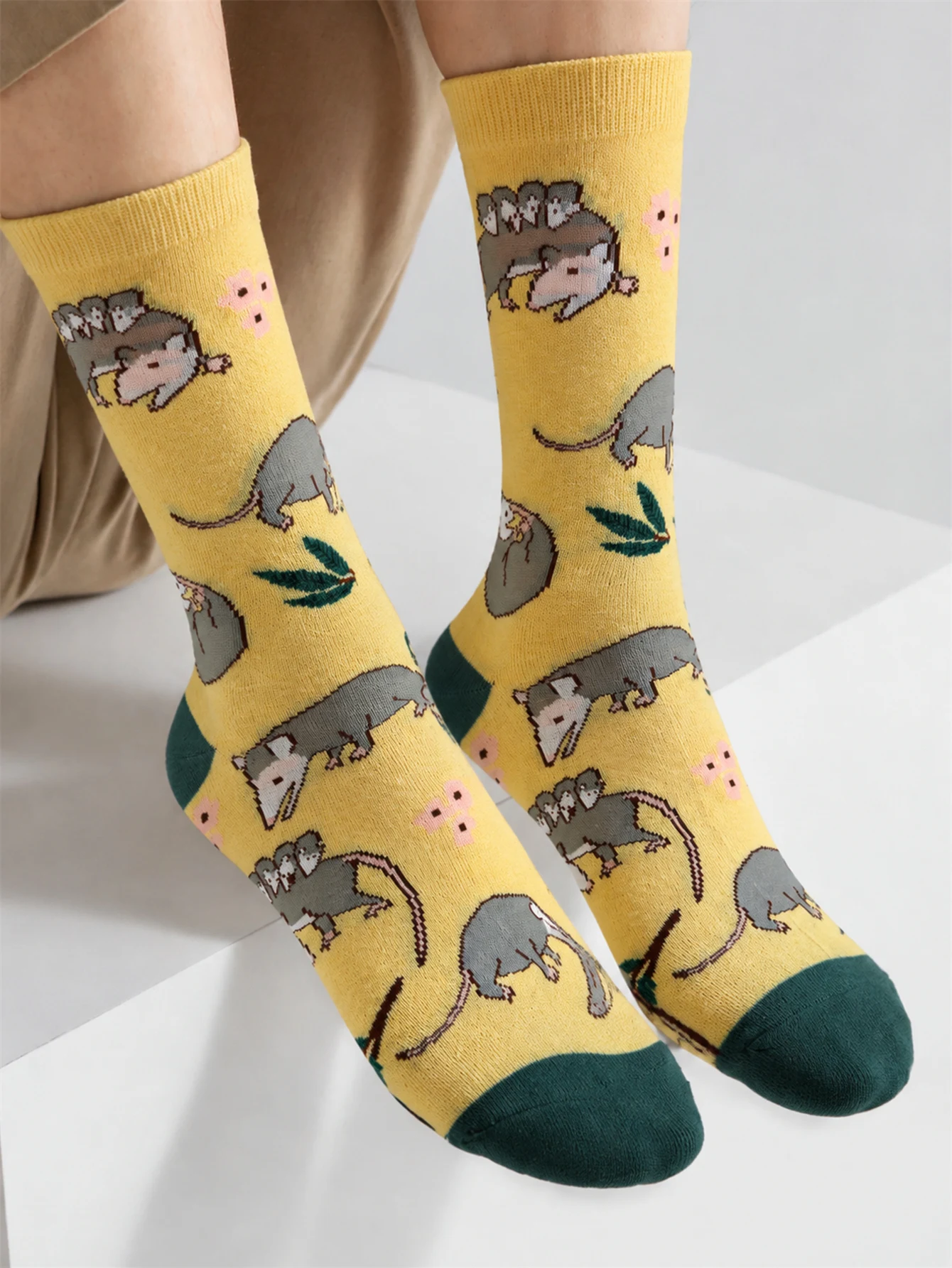 1 Pairs Cute Animal Print Cotton Men Socks Warm Yellow Cartoon Casual Cotton Unisex Mid‑Calf Socks Funny Novelity Socks