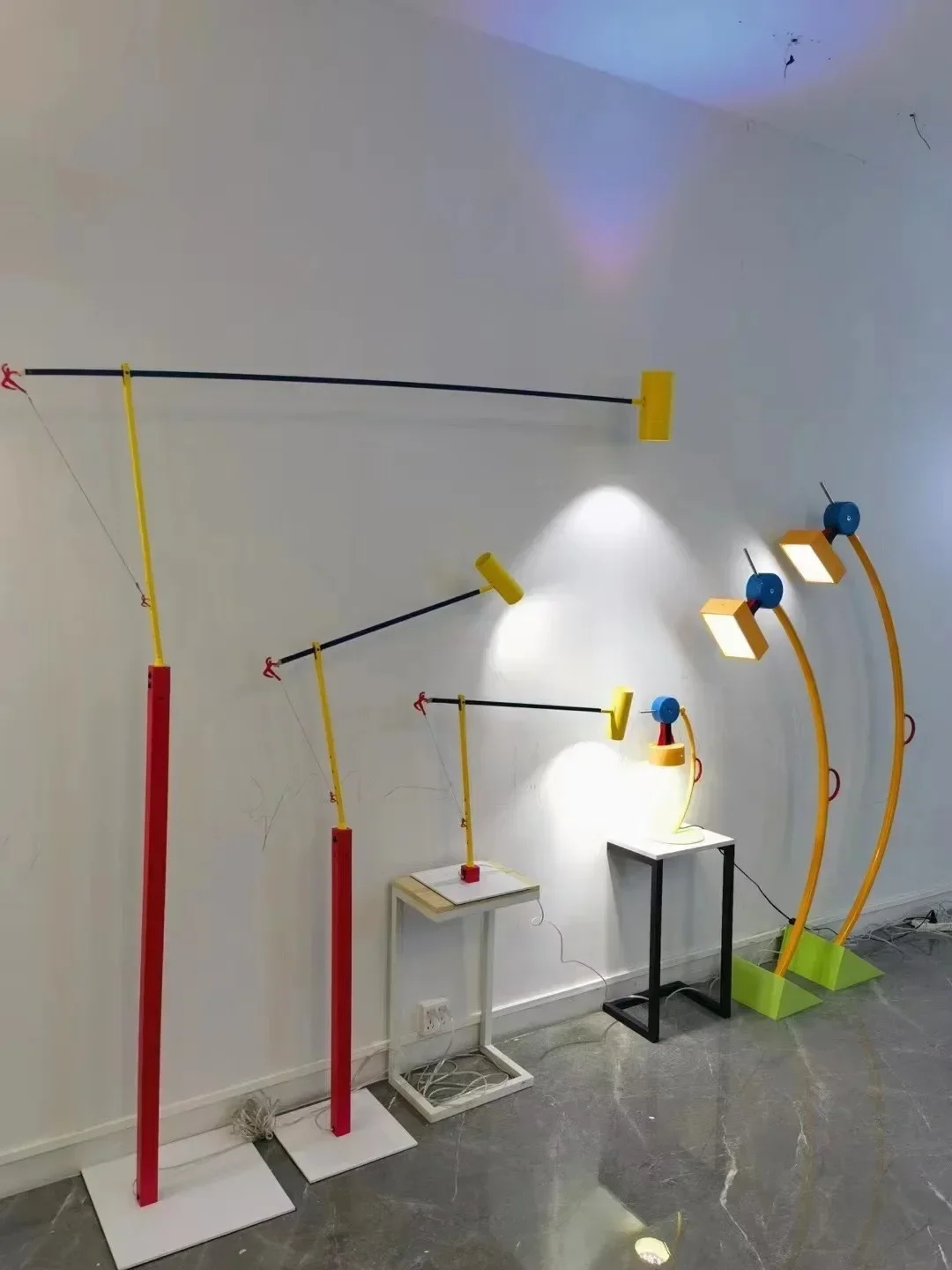 Мемфис минималистичный торшер для гостиной, диван в скандинавской атмосфере рядом с цветным зданием продаж