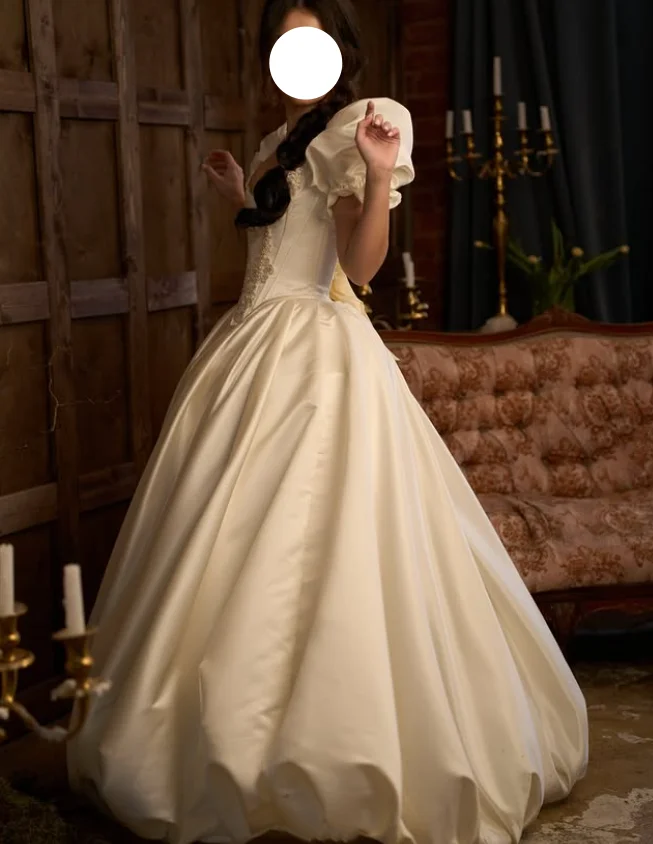 Vinatge Satin Historical Bridal Dress Bubble Sleeve Round Neck Lace Appliques Simple A-Line Corset Wedding Dress Customized