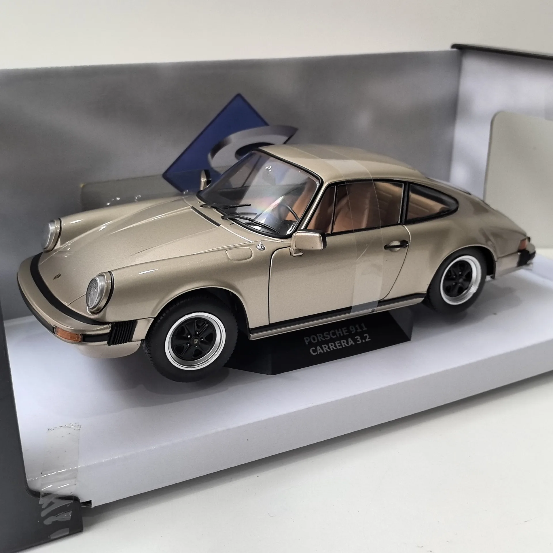 

Diecast SOLIDO 1/18 Scale PORSCHE 911 CARRERA 3.2 1977 Porsche Alloy Car Model Collectible Toy Gift Souvenir Display Ornament