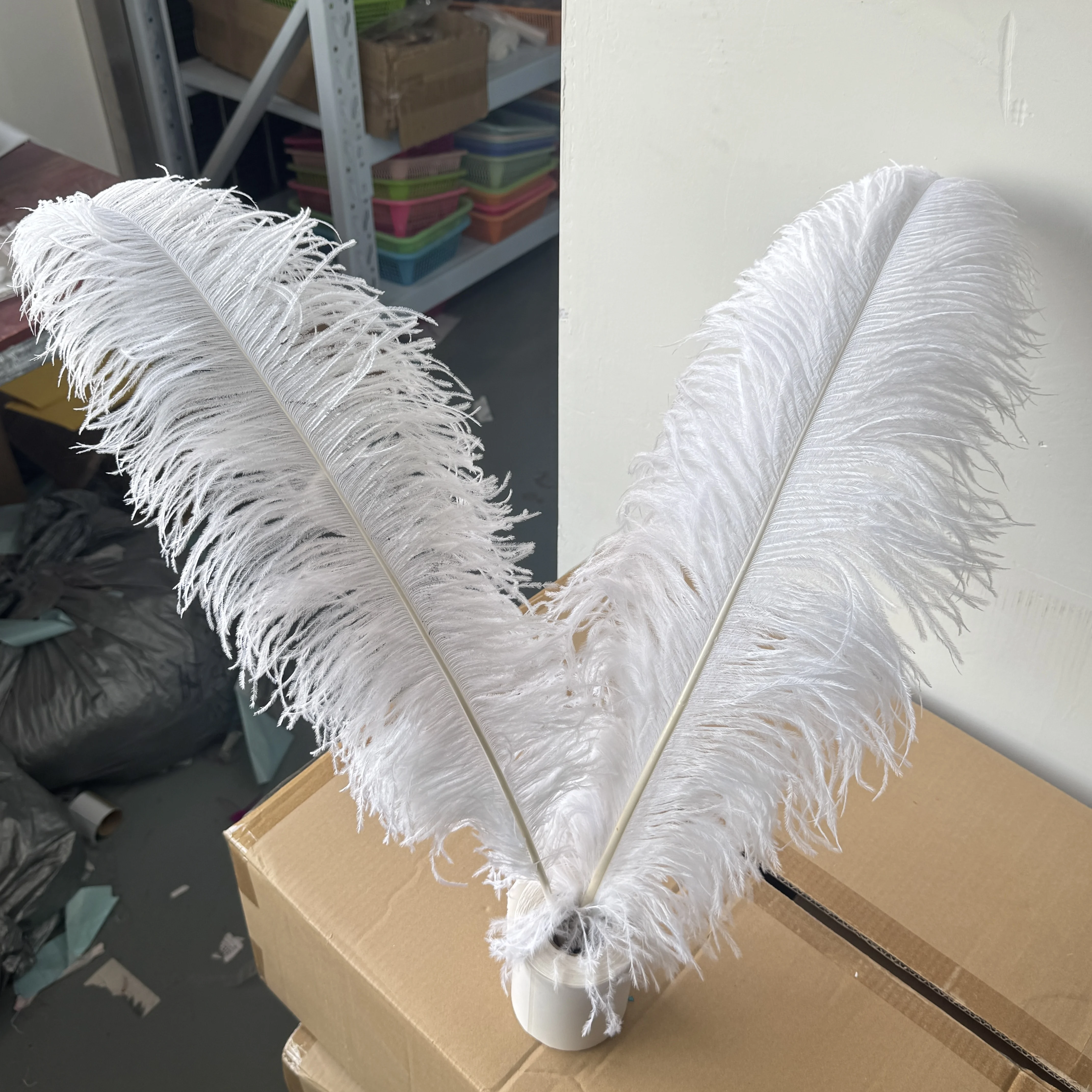 10 Stück weiße, natürliche Straußenfedern, flauschige Federn, 15–60 cm, für Hochzeit, Party, Dekoration, DIY, Basteln, Tafelaufsatz, Lampendekoration