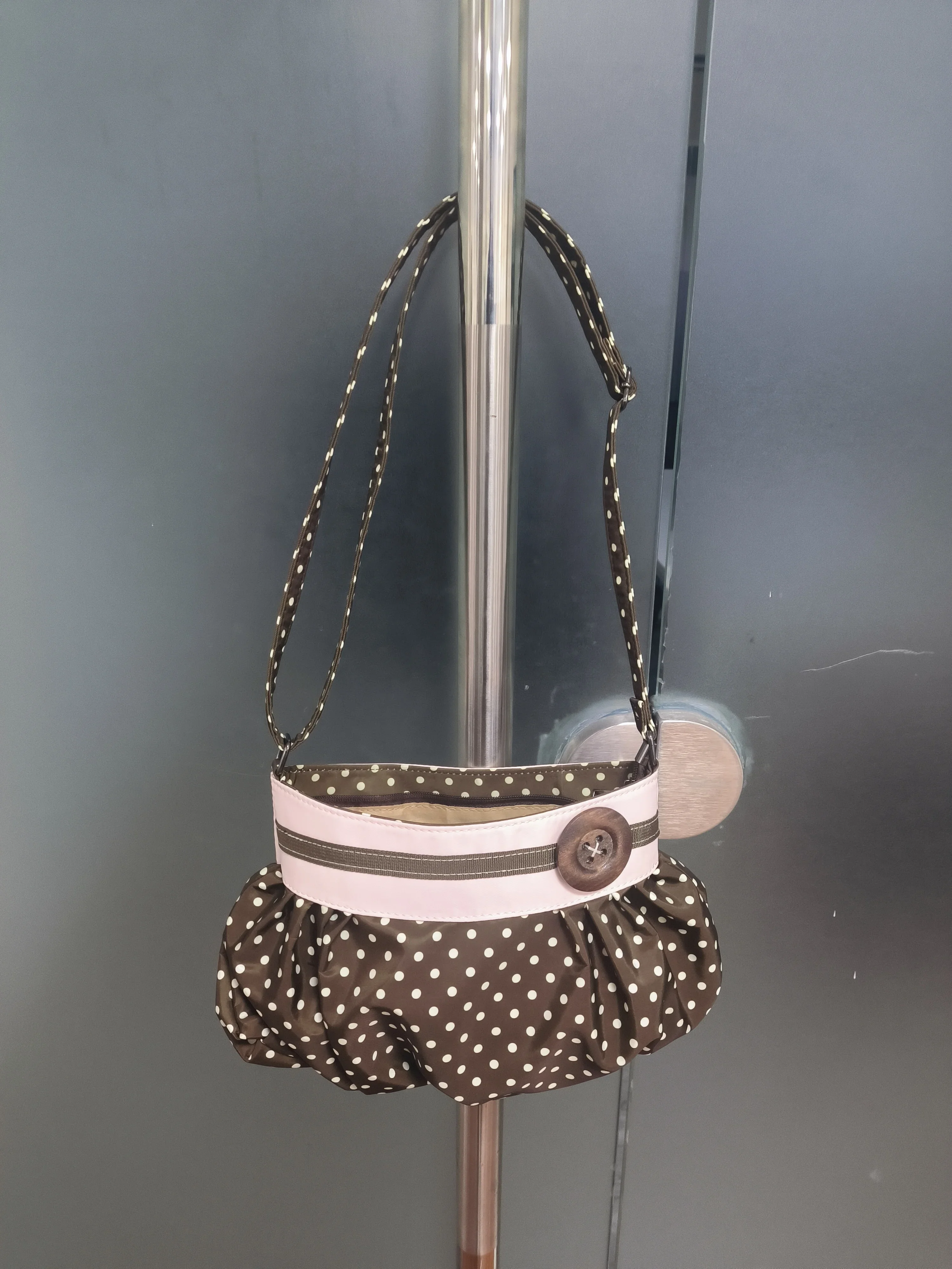 Koreanische Umhängetasche mit Polka Dots, große Tragetasche mit plissiertem Design und Holzknopf-Dekor, niedliche lässige Handtasche für Mädchen – Detail 1
