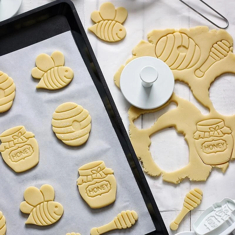 Bee Honey Cookie Mold Cutter Cartoon Cute Biscuit Vegetable Cutting Die Kids Lunch Pressable Baking Mold Kitchen Chocolate Tool
