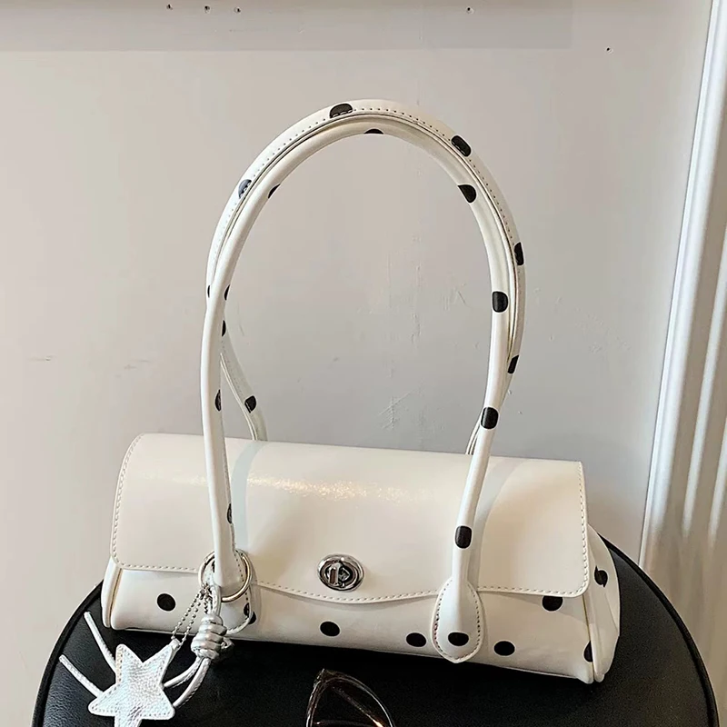 Gepunktete Hobo-Unterarmtasche, Koreanisch-Chic Damen-Handtasche mit Langem Trageriemen und Taschenanhänger, Alltagstasche für Arbeit und Pendeln – Detail 8