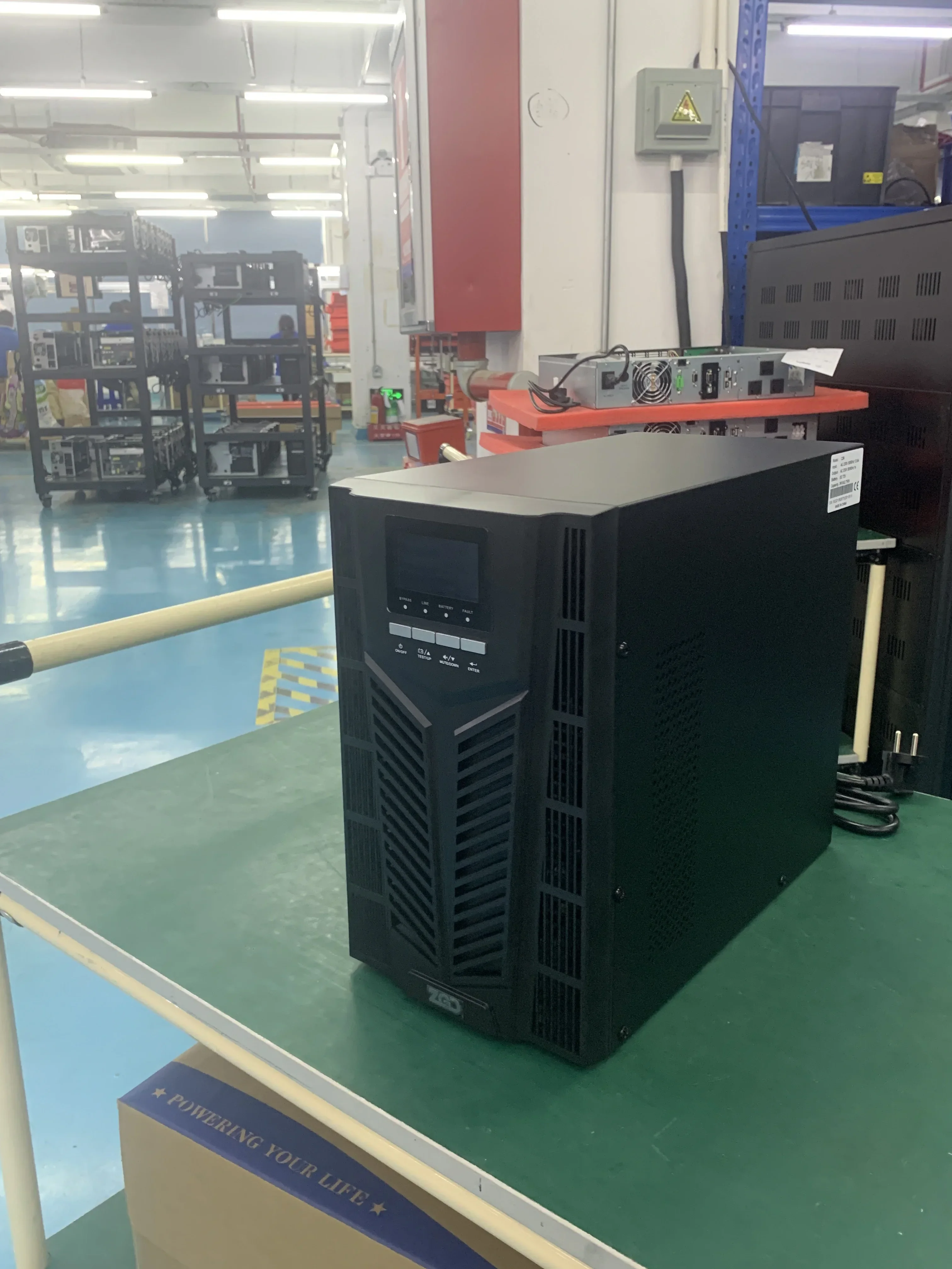 UPS Online 3KVA 2.7KW Frekuensi Tinggi Dengan Layar LCD Untuk Catu Daya Stabil 220V/110V Untuk Penggunaan Rumah dan Kantor