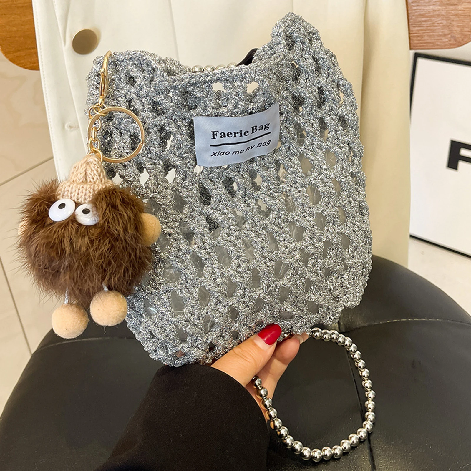 

Женские вязаные крючком сумки через плечо. Стильная полая тканая сумка через плечо с ремешком из бисера.