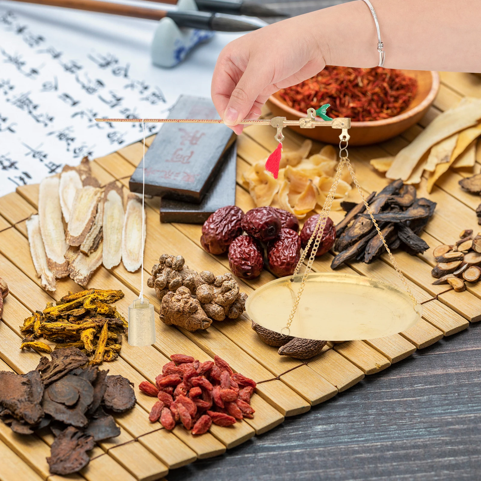 

Mini Old Style Copper Scale Handheld Portable Scale Precise Weighing Tool for Chinese Medicine Dried Fruit Jewelry Decoration