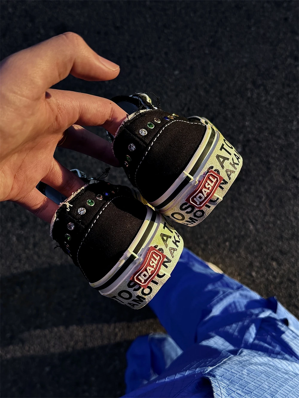 Unisex Skateboard Shoes Satoshi Nakamoto LuckyCharms Rivet Pearl Water Diamond Worn-out Canvas Shoes Casual Leisure Sneakers