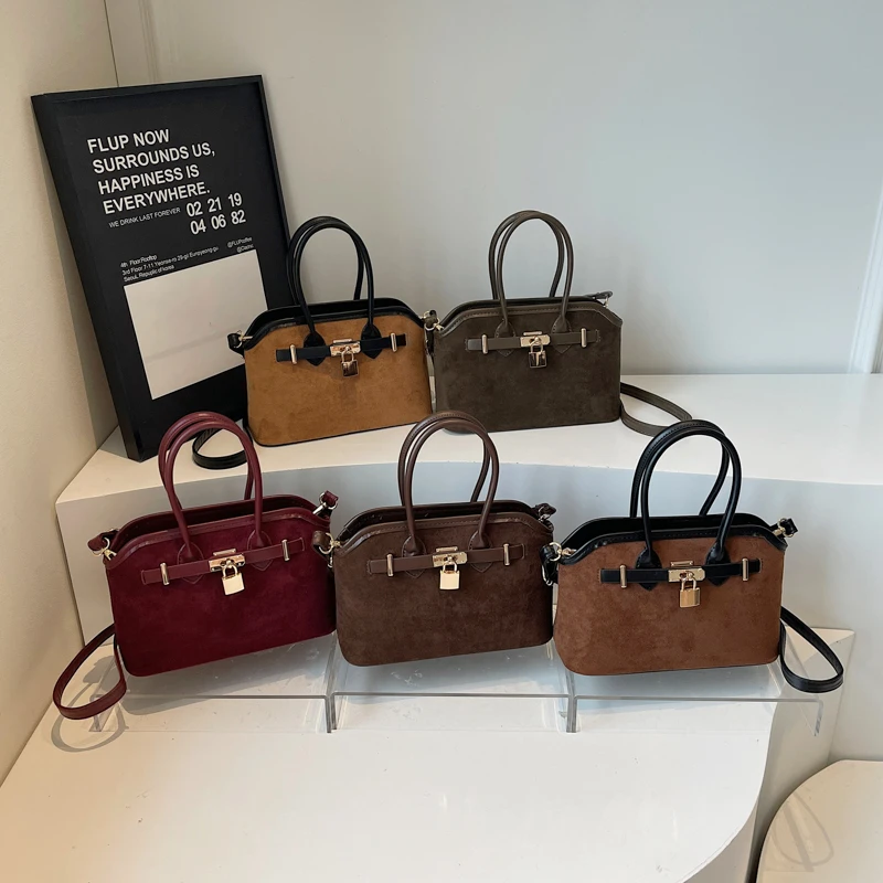 

Trendy Letter Logo Crossbody Handbag for Women Minimalist Design Solid Color Fashionable Bag for Daily Use
