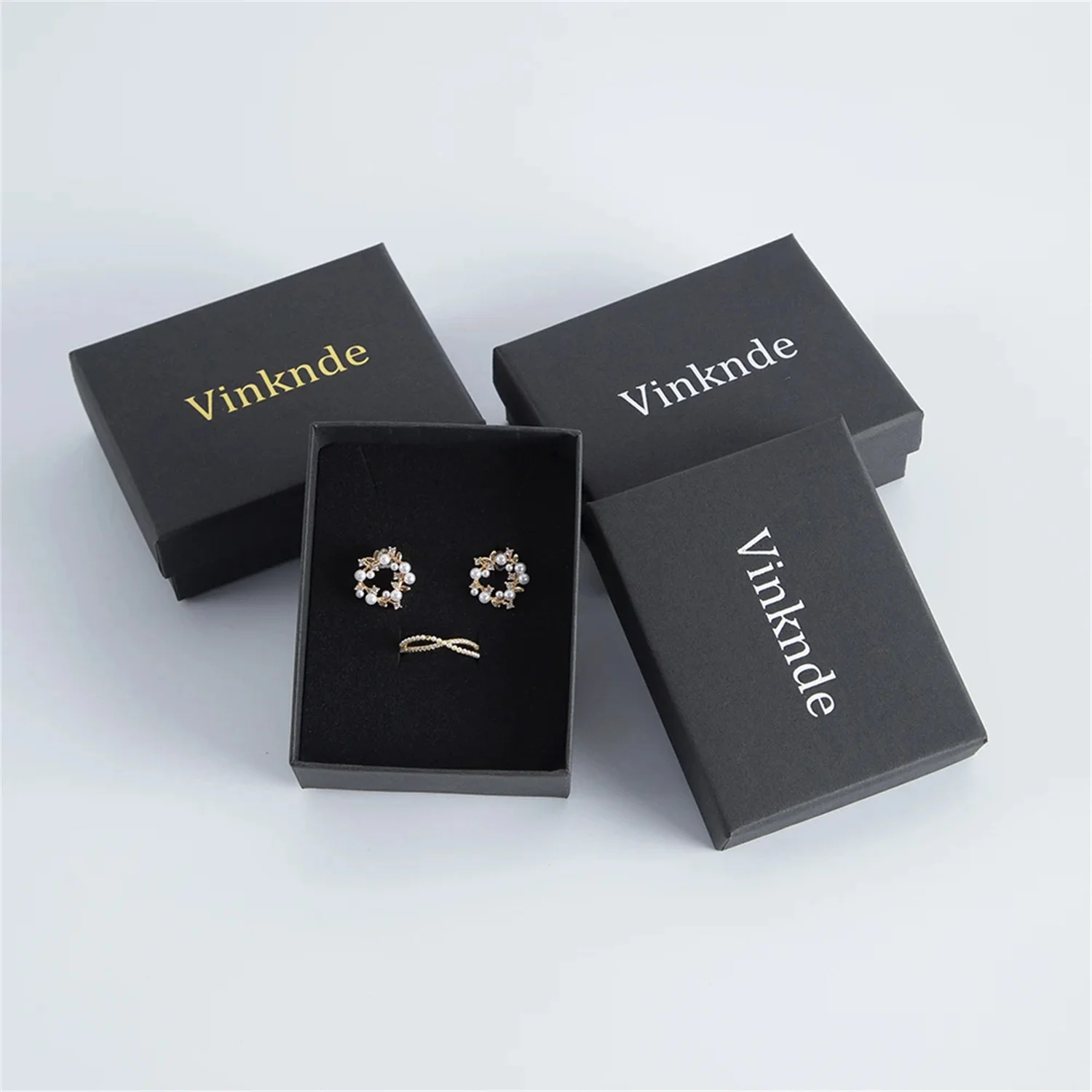 

50 шт. крафт-подарочные коробки с индивидуальным логотипом, черный, белый, коричневый, бумажный, маленький футляр, картонные кольца, серьги, дорожная упаковка ювелирных изделий, картонная коробка