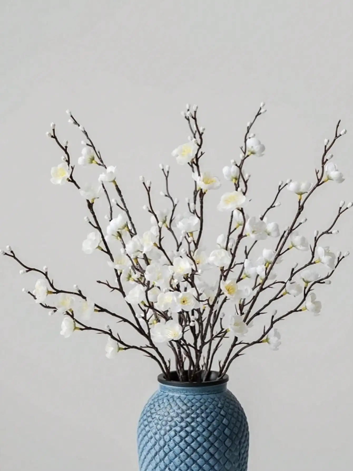 Künstliche Blumen, weiße Pflaumenblüte, 21,7 Zoll, gefälschte Kunststoffblume mit langem Stiel, für Zuhause, Hotel, Hochzeit, Party, Garten, Dekoration, Geschenke, Geburtstag – Detail 2