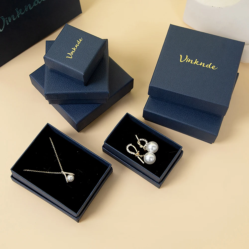 

7x7x3 см темно-синяя шкатулка для драгоценностей с логотипом, печатный узор личи, крышка из крафт-бумаги, браслет, ожерелье, серьги, коробки, чехол для свадебного подарка, оптом