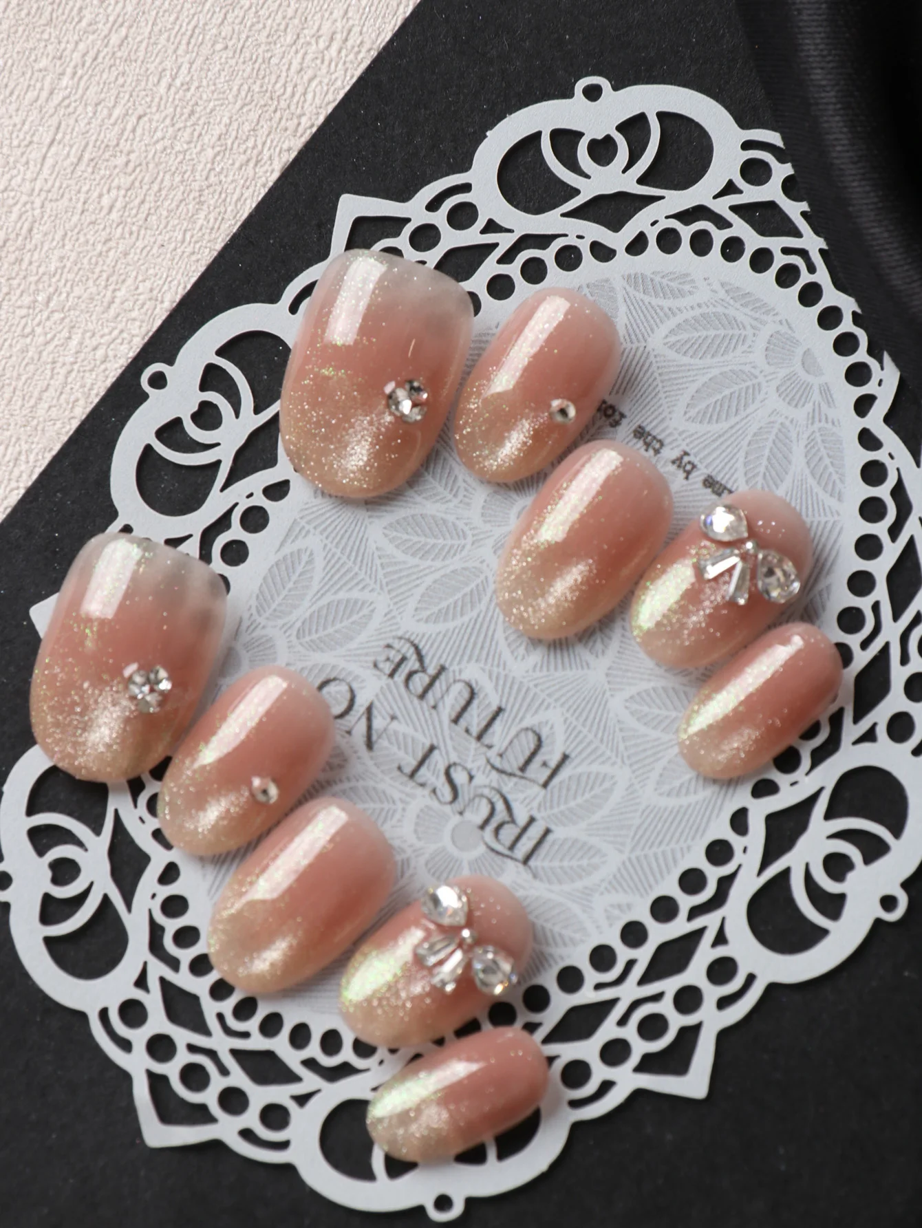 10 Stück Aufklebenägel Künstliche Nägel Kurze Goldene Katzenaugen-Diamant-Schleifen-Designs Inklusive 1 Blatt Klebestreifen & 1 Stück Mini-Feile