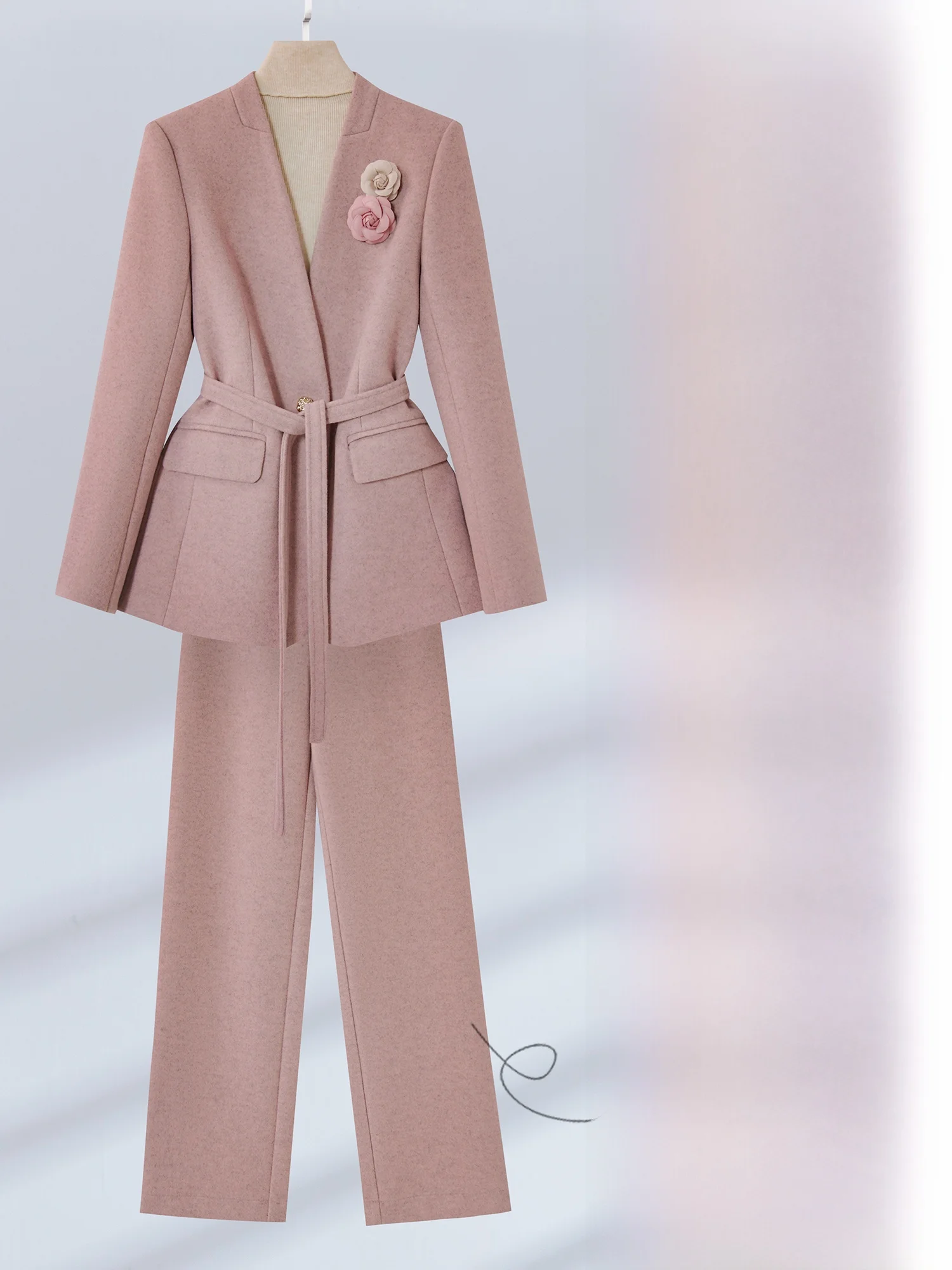 ชุดสูทสีชมพูสำหรับผู้หญิง ชุดทำงานแบบเป็นทางการสำหรับครู สัมภาษณ์งาน ช่วยให้ดูผอมเพรียว เหมาะสำหรับใส่ไปทำงานหรือเดินทาง ให้ความอบอุ่น ป้องกันรอยยับ