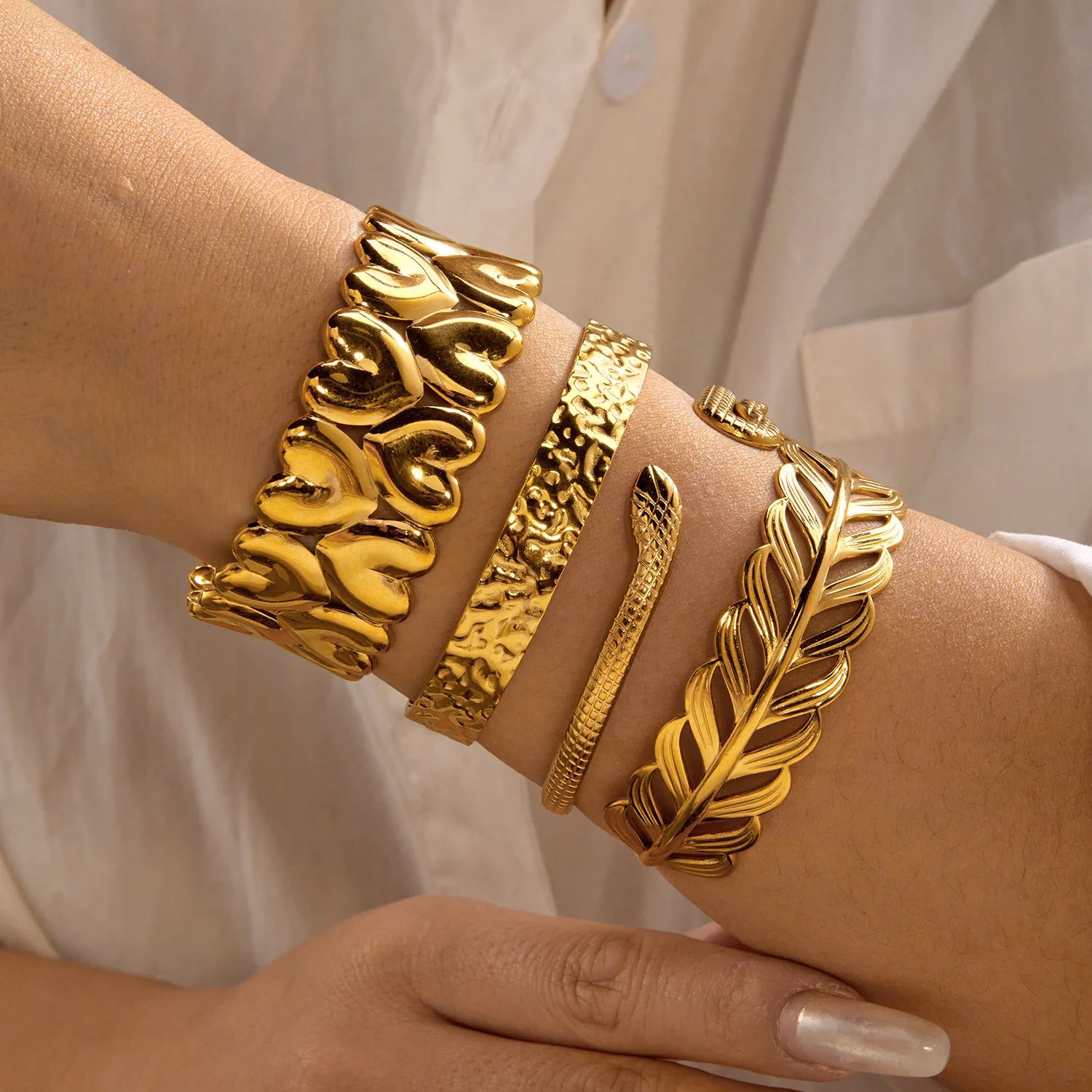 Dünner, gehämmerter, minimalistischer offener Armreif aus Edelstahl mit zarter matter Oberfläche, verstellbares Armband für Damen – Detail 3