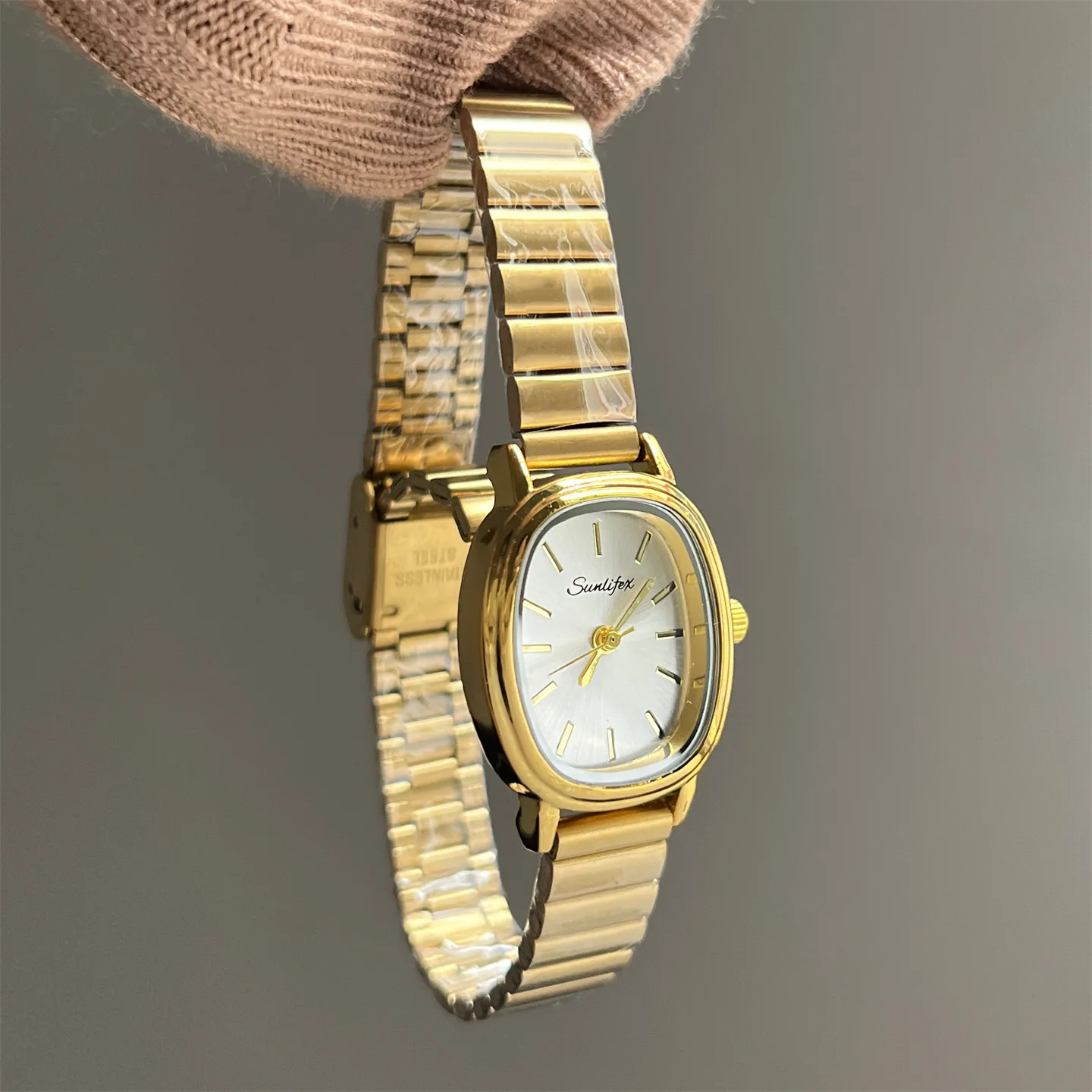 

Exquisite oval-shaped women's wristwatch, luxurious and stylish, perfect for students and as a gift for women.
