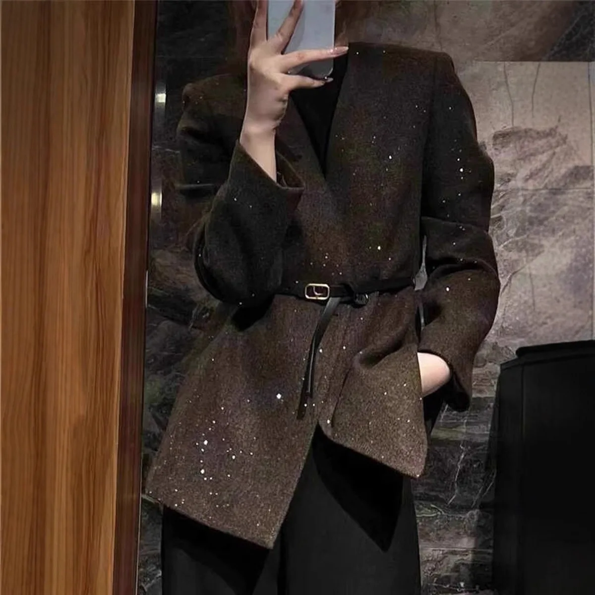 

Высококачественный женский пиджак, осенне-зимний стиль, корейский стиль, изготовленный на тяжелой работу, завязывающий талию и подчеркивающий фигуру.