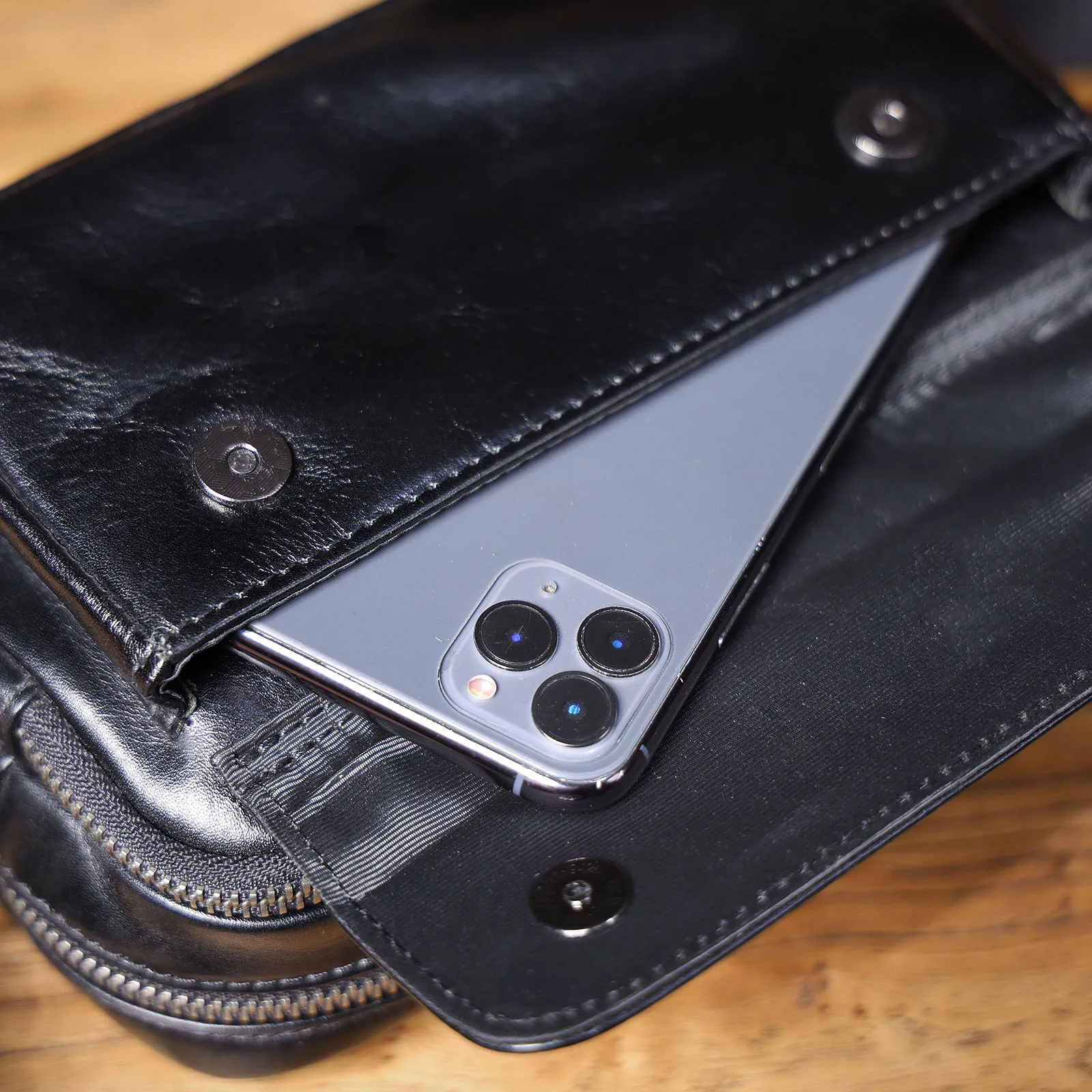 Echte Leder-Brusttasche für Herren, Casual-Umhängetasche aus Rindsleder, Modische Handyhülle, Pflanzlich gegerbtes, gerafftes Leder – Detail 17