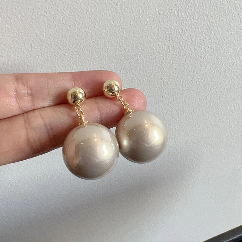 Pearl-like earrings are elegant, exquisite and exaggerated. They are suitable for ladies to wear at banquets, parties and festiv