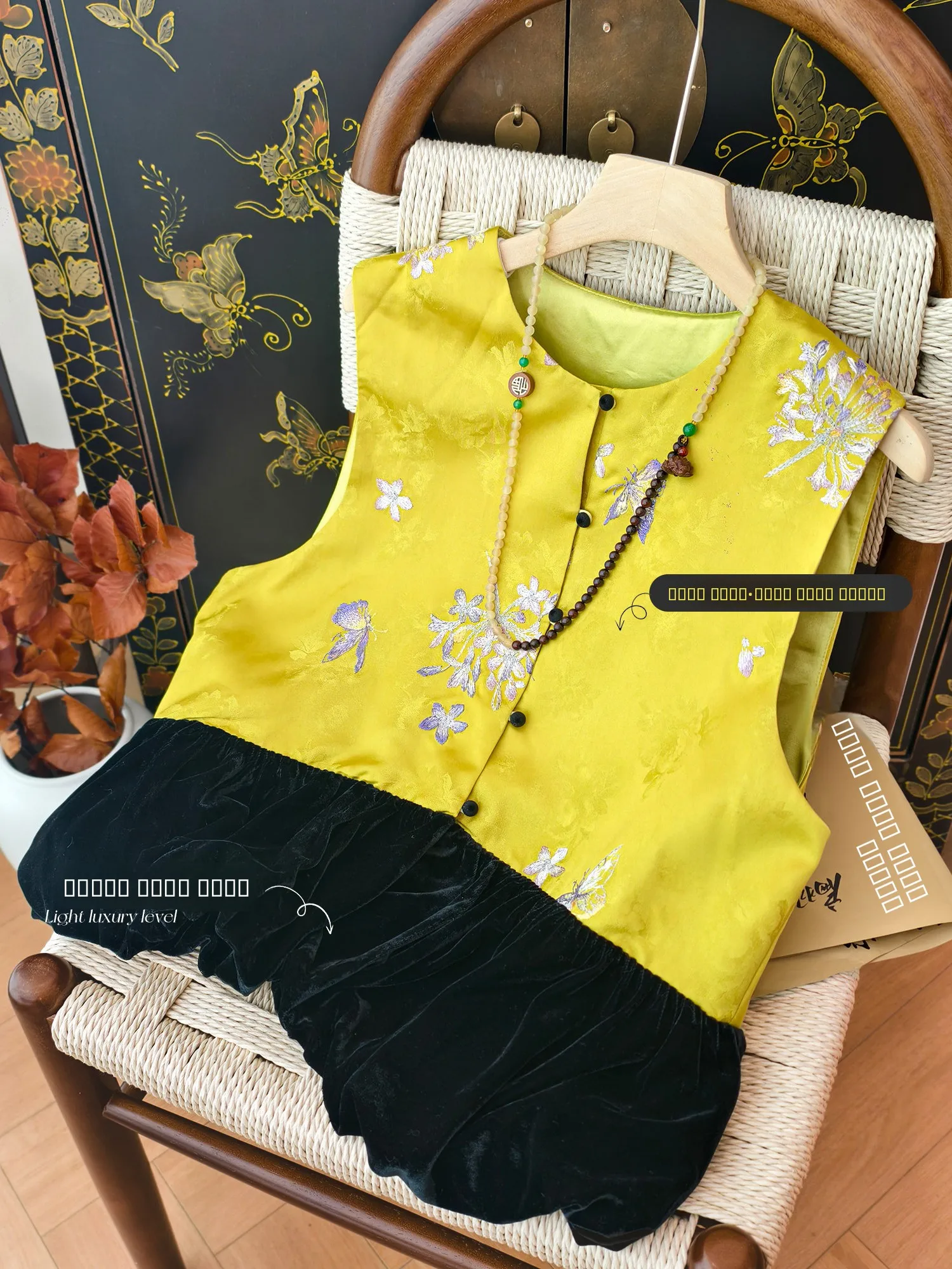 

Жилет с богатой вышивкой и вельветовыми вставками, окрашенный вручную, в китайском стиле, от Little Ear Production, с круглым вырезом и пуговицами.