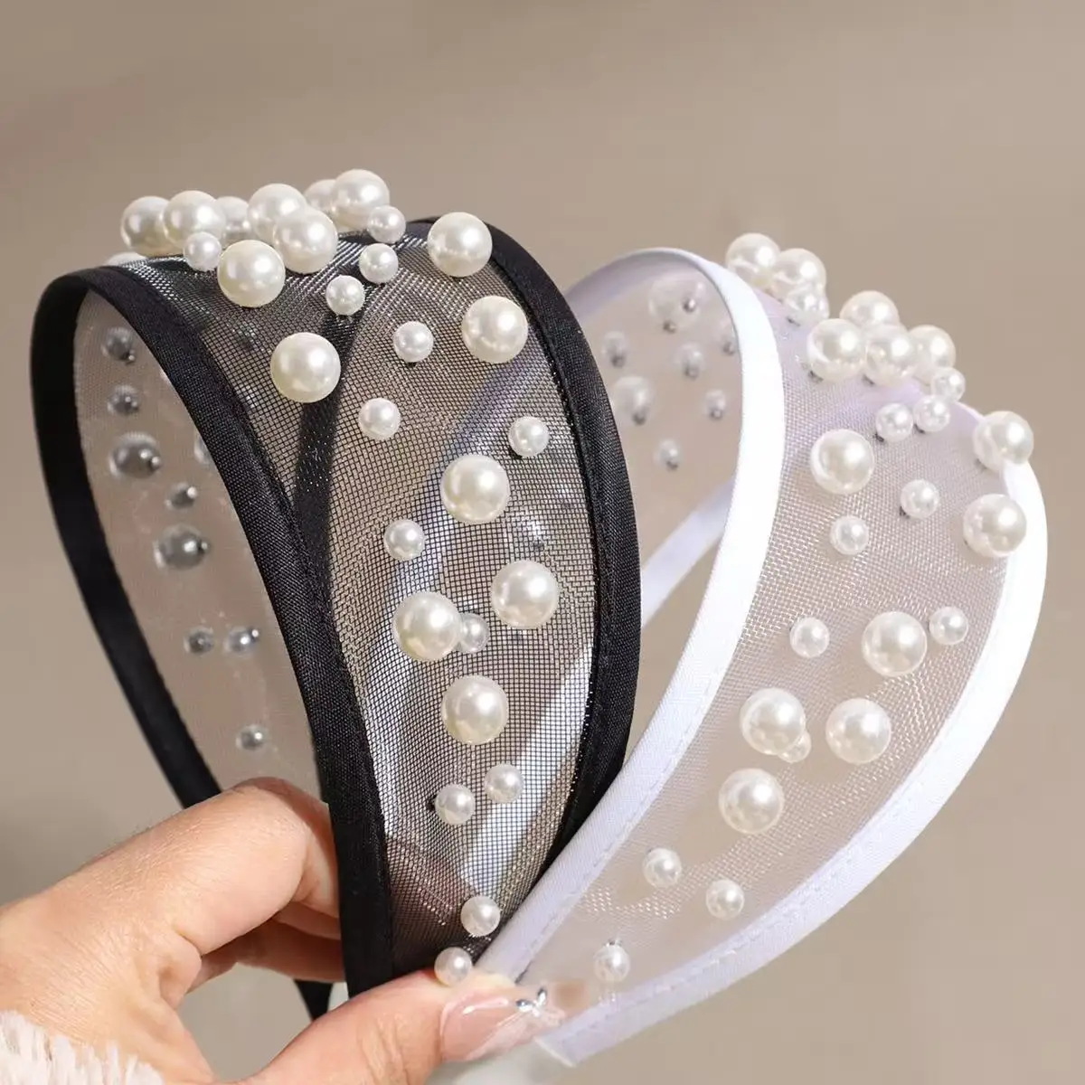Neues schwarz-weißes 2,56 Zoll breites Mesh-Stirnband mit Perle für Frauen, rutschfester Haarreifen, elegantes modisches Haarband, Haar-Accessoires – Detail 1