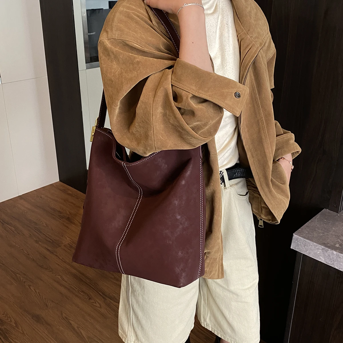 الجانب الأيسر المرأة بولي Leather حقيبة كتف جلدية 2025 الشتاء الرجعية دلو حقيبة كروسبودي الفاخرة مصمم الاتجاه حقائب اليد والمحافظ النسائية