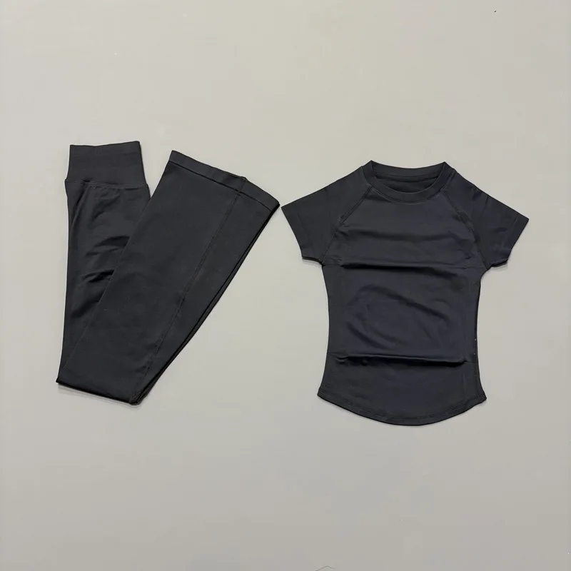 2-teiliges Workout-Set mit ausgestelltem Schnitt: Figurbetontes Kurzarm-Oberteil und nahtlose Yoga-Flare-Leggings – Schnelltrocknendes Sport-Set für Gym und Training
