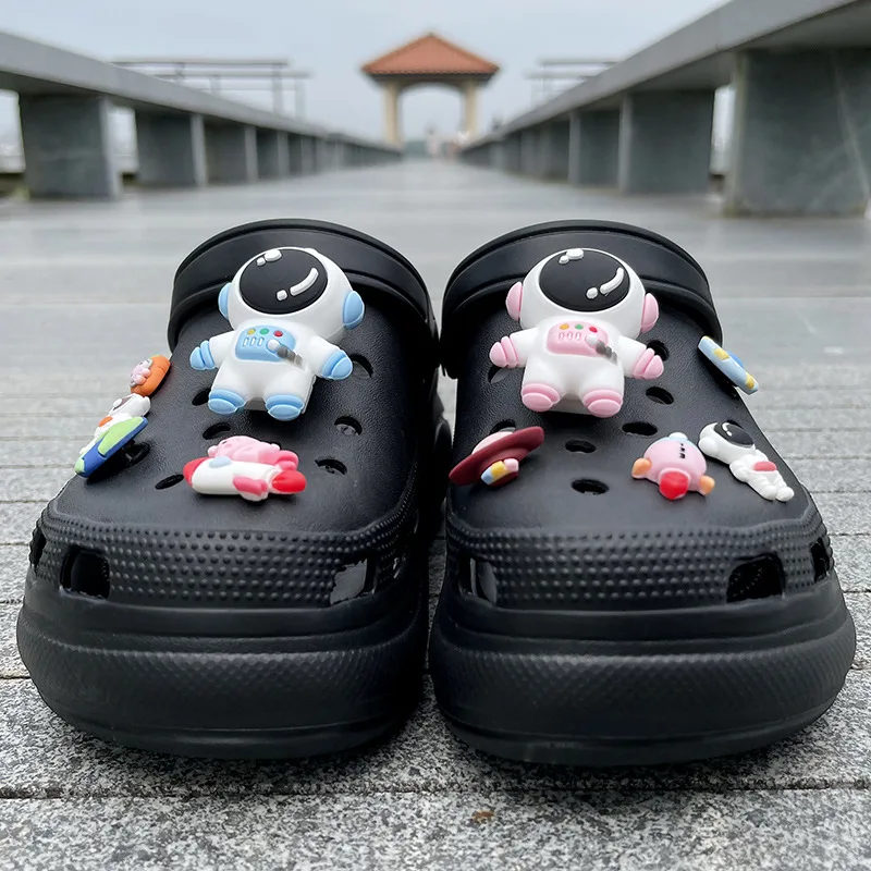 Amuletos de sapato de astronauta de desenho animado DIY 3D estere sapato flor fivelas decorativas destacáveis presente para crianças