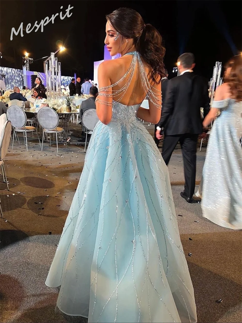 تخصيص Jiayigong البريق رائعة الرسن ألف خط الطابق طول Quinceanera حجر الراين الأورجانزا الطرف