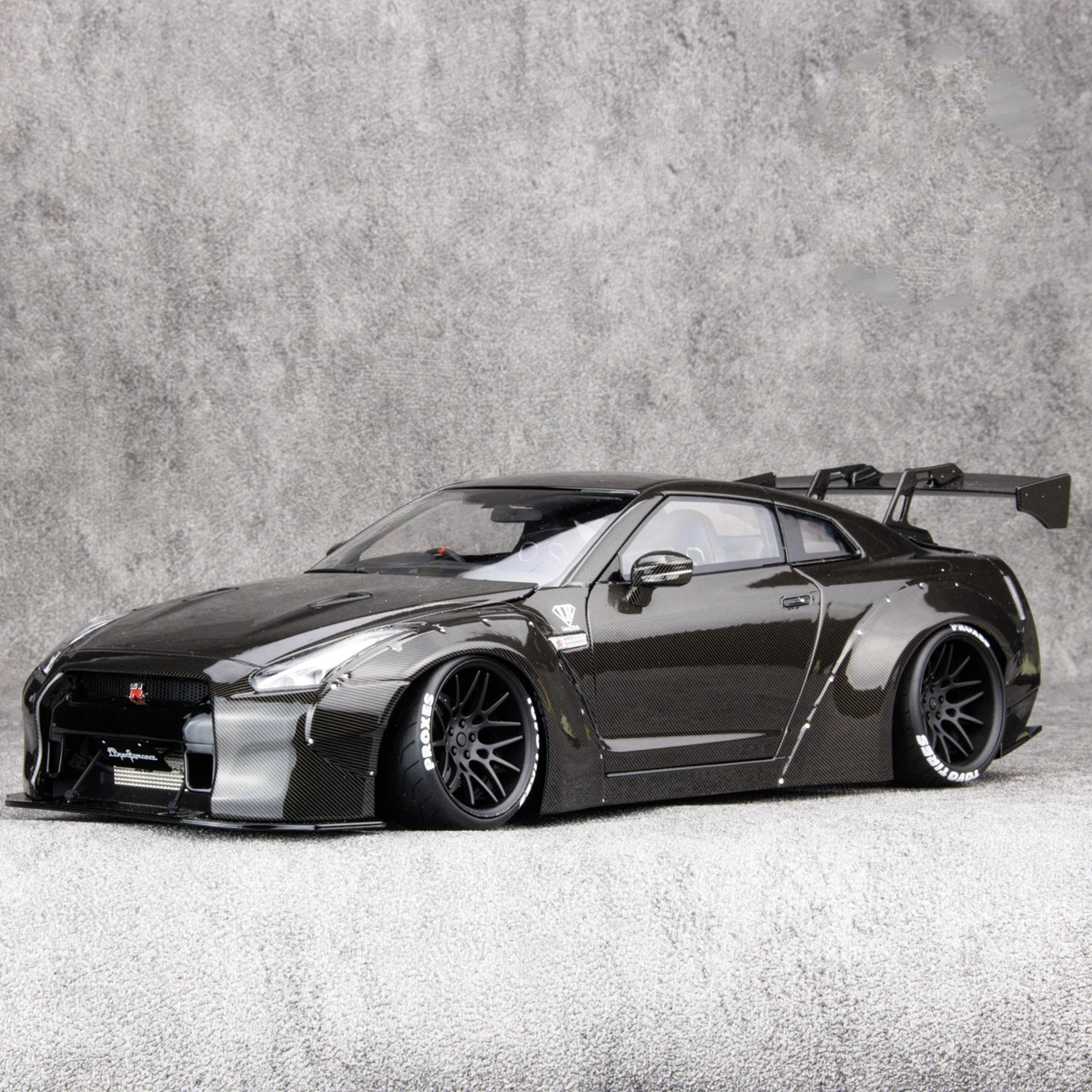 

PGM 1:18 GTR R35 LBWK Black Carbon Fiber JDM Simulation Limited Edition All Open Alloy Metal Static Car Model Toy Gift