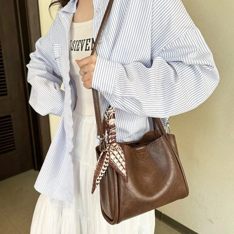 حقيبة يد نسائية راقية مصنوعة من الجلد بنقشة الفاوانيا تتميز بتصميم باريس العصري خفيف الوزن وناعم على الطراز اليومي الحديث ​