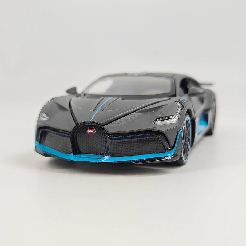 

Модель автомобиля Bugatti Divo из сплава, масштаб 1:32, с открывающимися дверями и капотом, со звуковыми и световыми эффектами, с функцией отката назад.