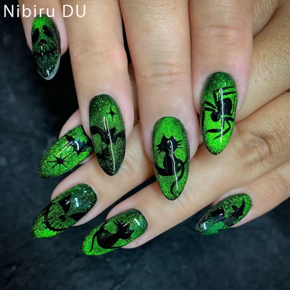 24 Stück 2025 Halloween Fake Nails Patch Gruselige grüne Mandelform 3D Cat Eye Fledermaus Geisterschädel Tragbare falsche Nagelspitzen Maniküre-Sets