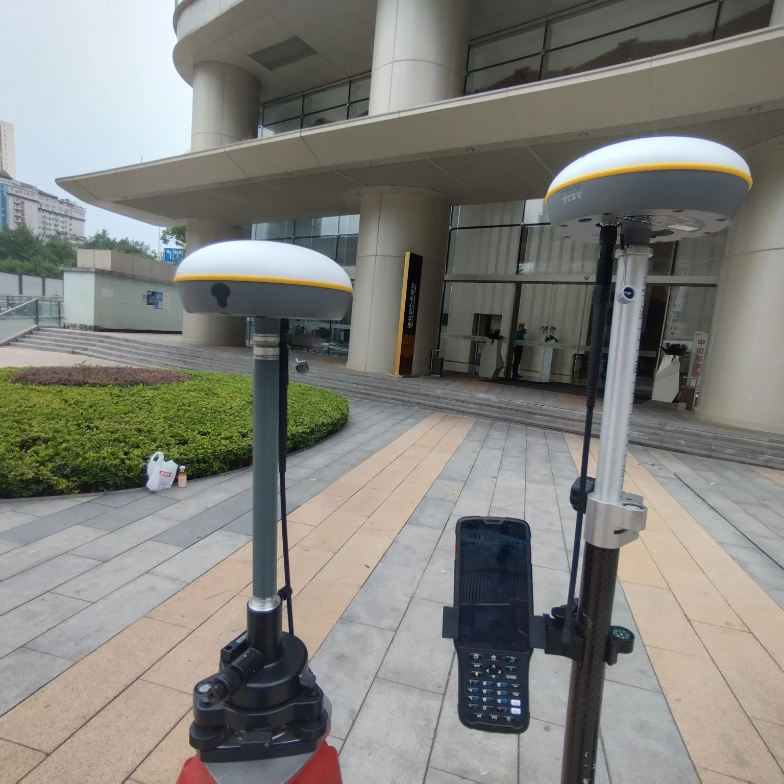 Hot Sell Gnss Survey Instrument UNIQUENAV V1T RTK GPS Gnss Receiver