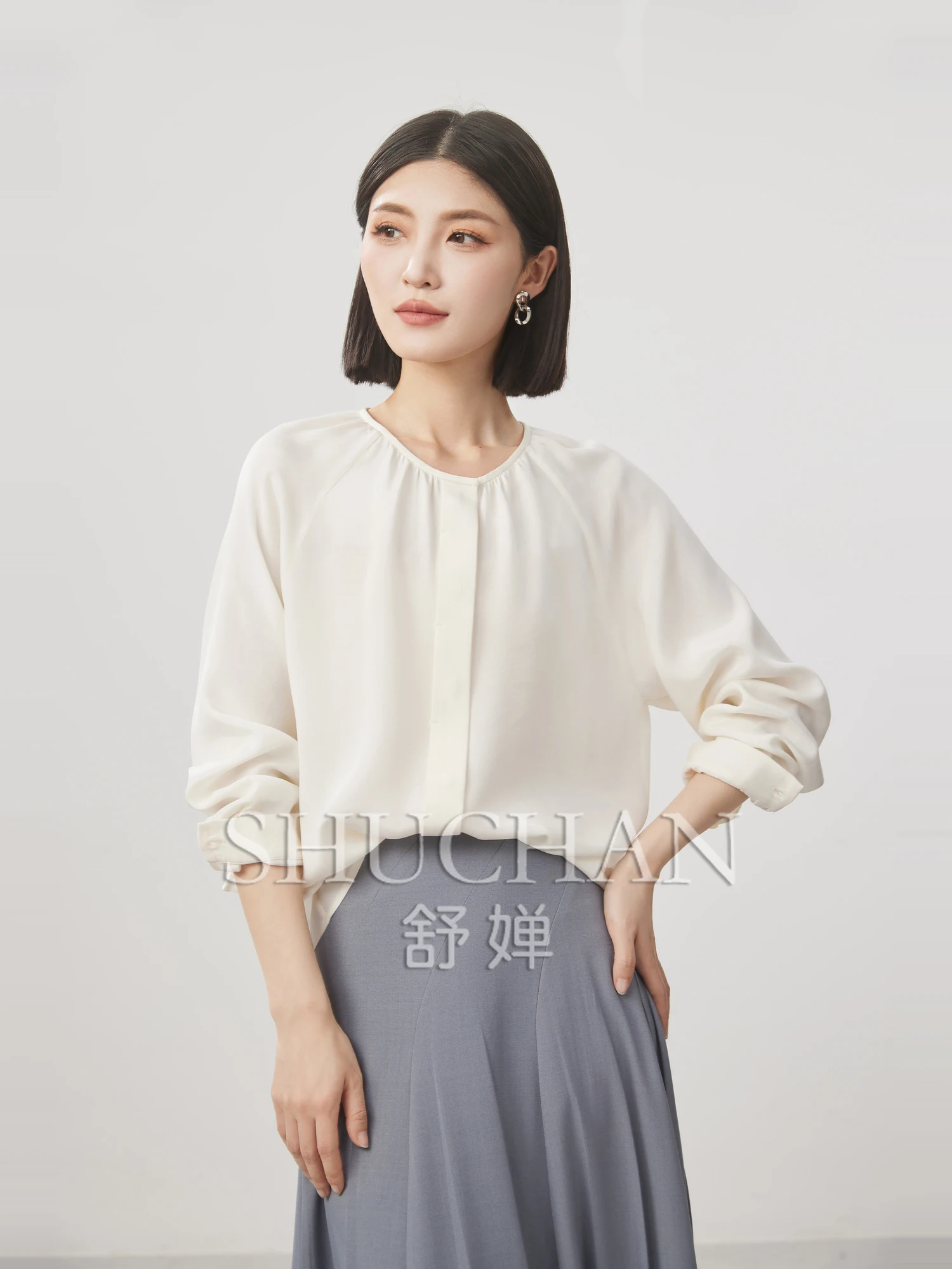 

Excellent Commute 22 Mmi Elastic Heavy Crepe Silk, Round Neck Pleated Design Shirt 25 Spring Blusas Mujer De Moda