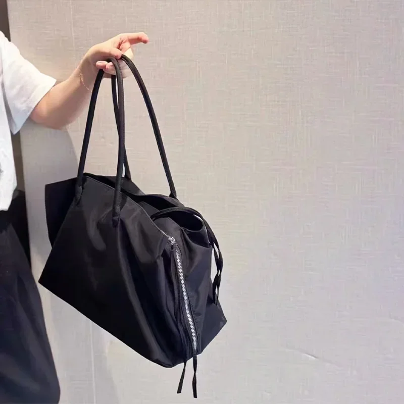Koreanische schwarze Nylon-Handtasche, große Kapazität, minimalistische Damen-Einkaufstasche, modische Computer-Umhängetasche mit mehreren Fächern, Reisetasche – Detail 5