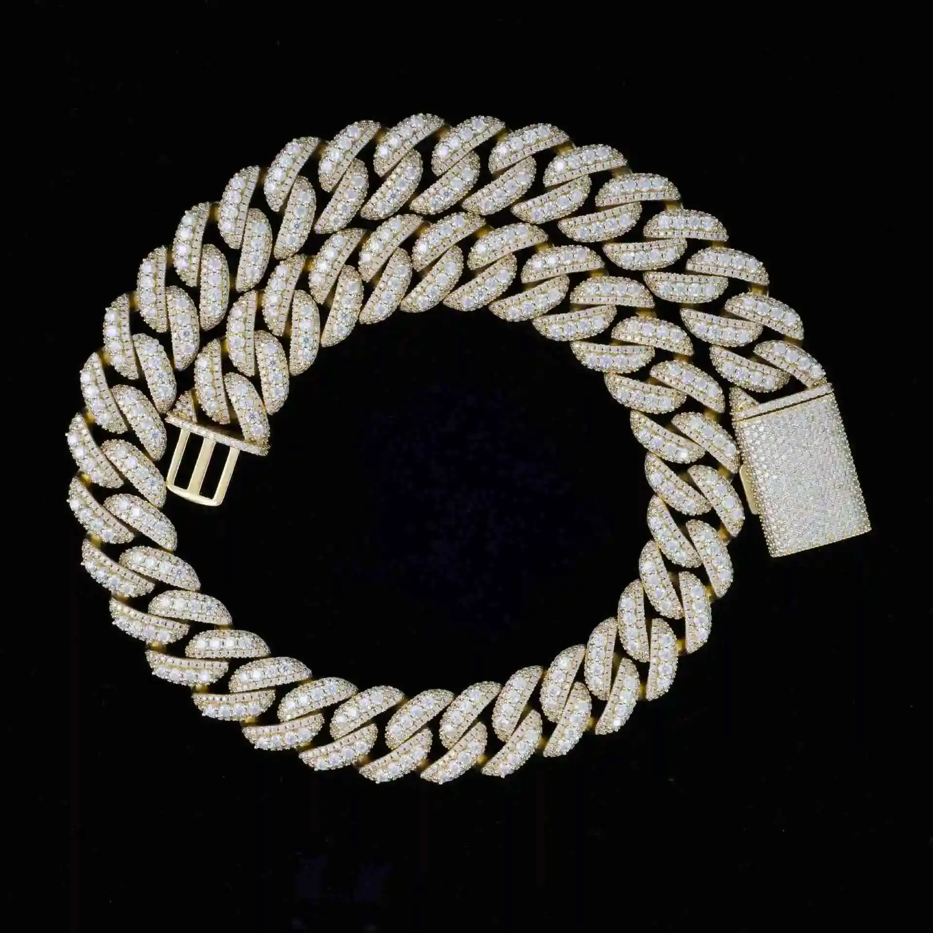 

Selling 925 Sterling Silver Hip Hop 18mm Iced Out Moissanite Diamond Cuban Link Chain
