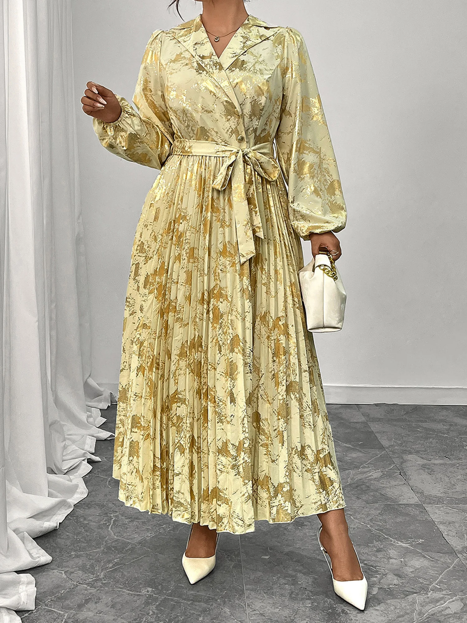 فستان نسائي أنيق مقاس كبير بطبعة زهور وأكمام طويلة وفتحة رقبة على شكل حرف V وتفاصيل كشكشة أنيقة