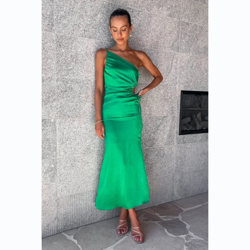 فستان بحزام من الساتان على الطراز الصيفي الأوروبي والأمريكي بدون أكتاف